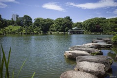 清澄庭園 池を渡る飛び石と対岸の涼亭