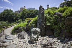 清澄庭園 州浜に据えられた庭石
