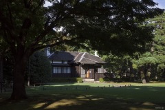 殿ヶ谷戸庭園 芝生ごしに見る主屋