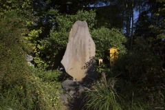 向島百花園 草木に囲まれた石碑