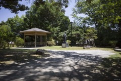 嘉納治五郎別荘跡 東屋と像