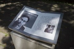 志賀直哉邸跡「ここで書かれた小説」の解説板