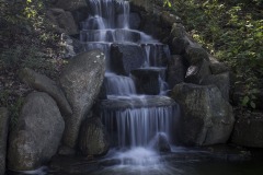 あけぼの山農業公園 白百合の滝 段を流れ落ちる水