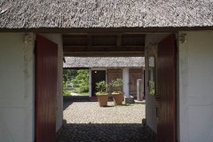 農家の門