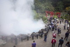 海地獄 湯けむりと赤い鳥居