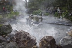 鬼石坊主地獄 岩に囲まれた泥の池