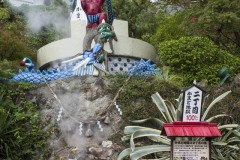 かまど地獄 赤鬼の像と看板