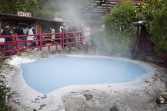 かまど地獄 朱の柵と青い池