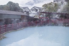 かまど地獄 湯けむりの立つ青い池