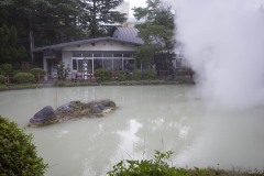 白池地獄 湯けむりの立つ白い池