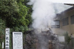 龍巻地獄 石碑と噴き上がる湯気