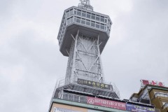 見上げた別府タワー