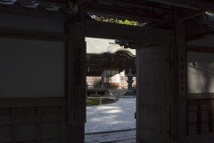 浄土院 門ごしの境内
