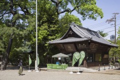 氷川茶庭 木立の中の茶屋