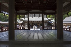 舞殿ごしの拝殿
