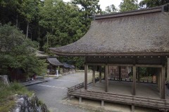 石段の上から見た拝殿