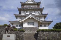 亥鼻城 模擬天守と常胤像