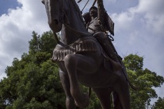 千葉常胤像 馬の首と空