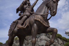 千葉常胤像 弓を引く騎馬像