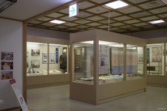 千葉市立郷土博物館 展示ケースの並ぶ展示室