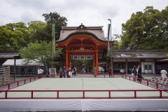 舞台ごしの南総門