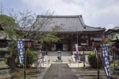開山堂（両大師）幟の立つ本堂