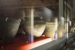 縄文土器 赤い台の展示