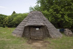 縄文時代の竪穴住居 円錐形の屋根