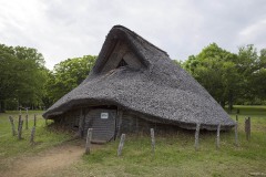 縄文時代の竪穴住居 大きな茅葺屋根
