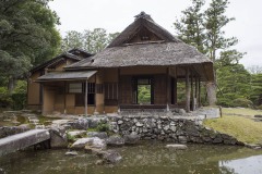松琴亭 池を前にした外観