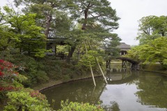 池と対岸の茶屋