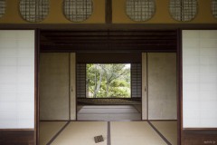 笑意軒 丸障子の並ぶ室内