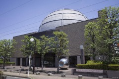 葛飾区郷土と天文の博物館 ドームのある外観