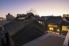 コエドデッキ 夕暮れの鬼瓦