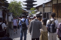 八坂の塔 人波の先の塔