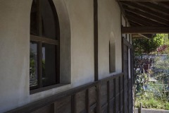 半円アーチ窓 白壁の外廊