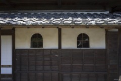 半円アーチ窓 瓦屋根と外壁