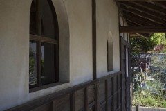 半円アーチ窓 白壁の外廊