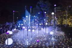 東京ミッドタウン イルミネーション 霧に浮かぶ白い球