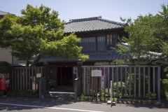 一茶双樹記念館 通りに面した外観