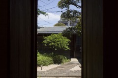 一茶双樹記念館 戸口ごしの中庭