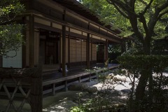一茶双樹記念館 木陰の縁側と庭