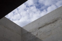 地中美術館 壁に切り取られた空