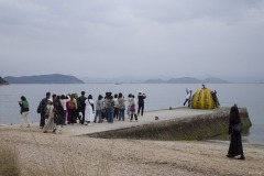 『南瓜』草間彌生 桟橋の行列