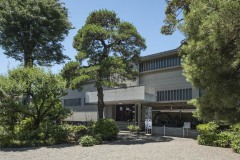 木立ごしの野田市郷土博物館
