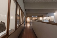 野田市郷土博物館 展示ケースの並ぶ通路