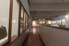 野田市郷土博物館 展示ケースの並ぶ通路