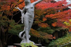紅葉の中の女性像