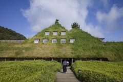ラ コリーナ近江八幡 草屋根の正面
