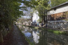 八幡堀 白壁の蔵と水面